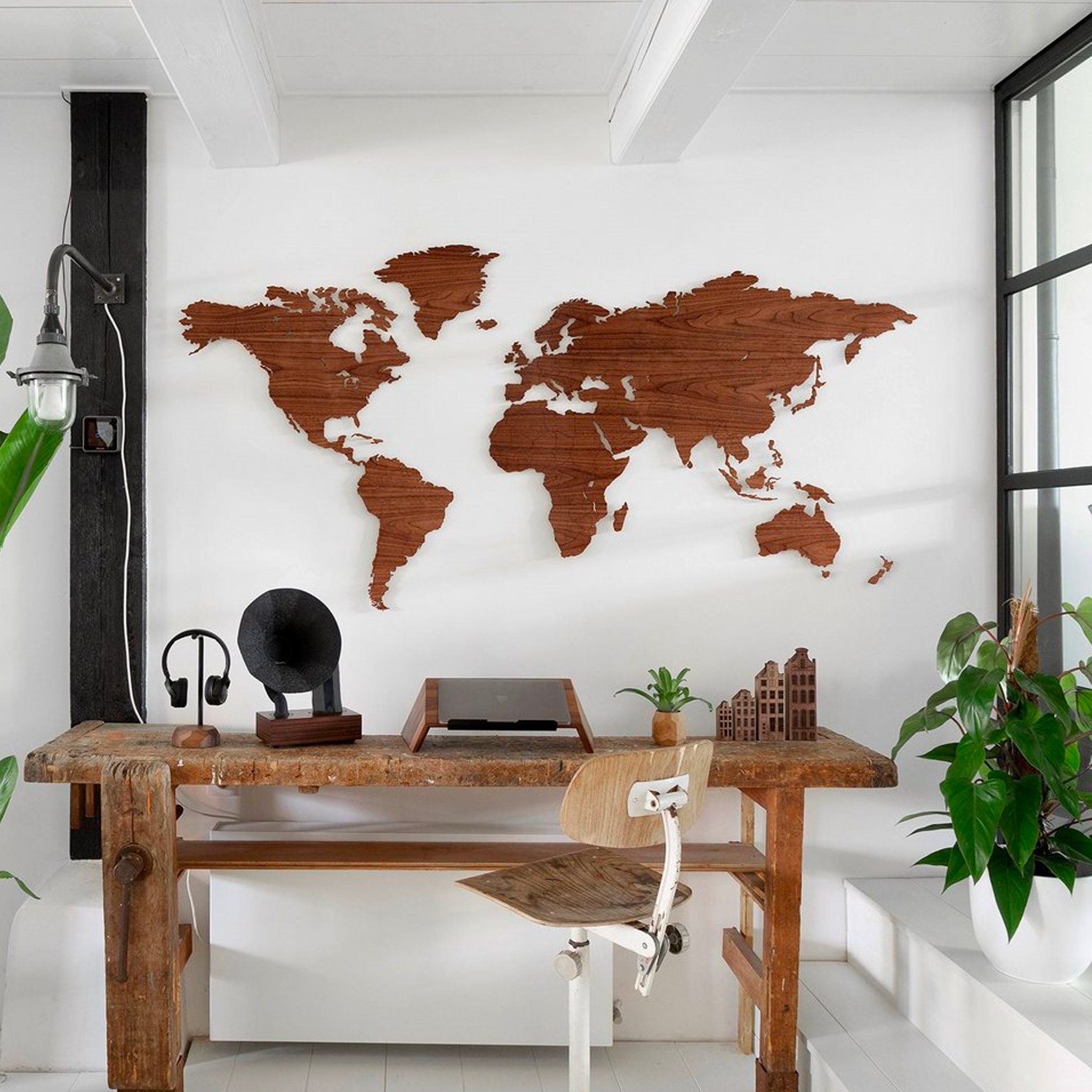 Carte du monde en bois de noyer avec suspension magnétique de Wooden Amsterdam.