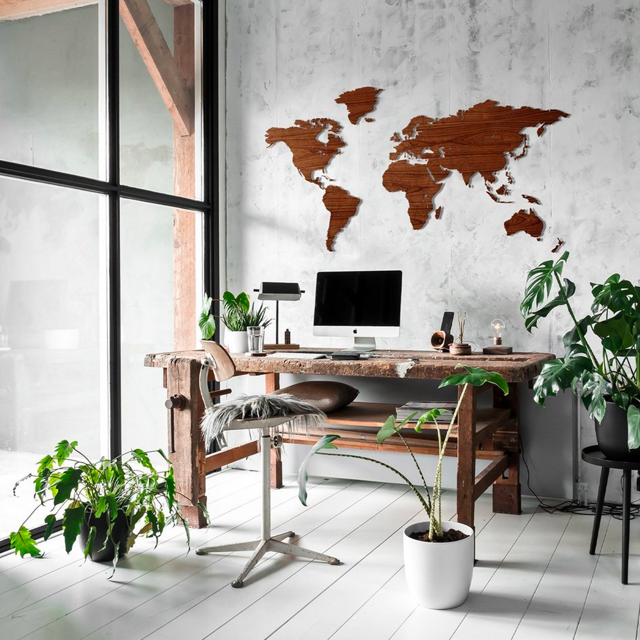 Carte du monde en bois de noyer avec suspension magnétique de Wooden Amsterdam.