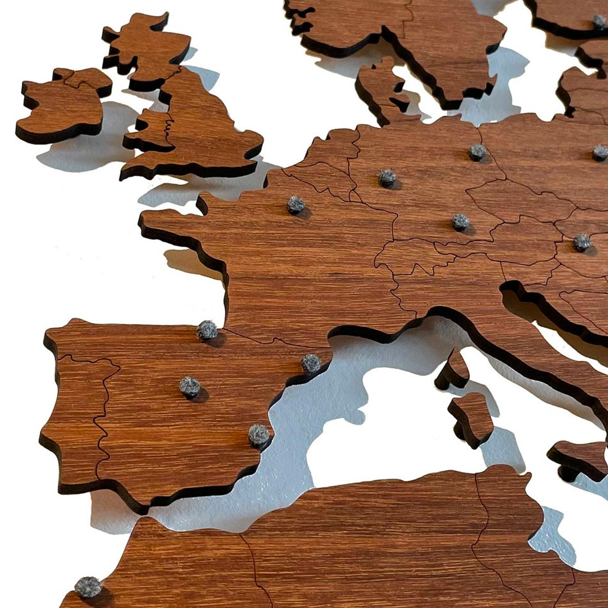 Carte du monde en bois de noyer avec suspension magnétique de Wooden Amsterdam.