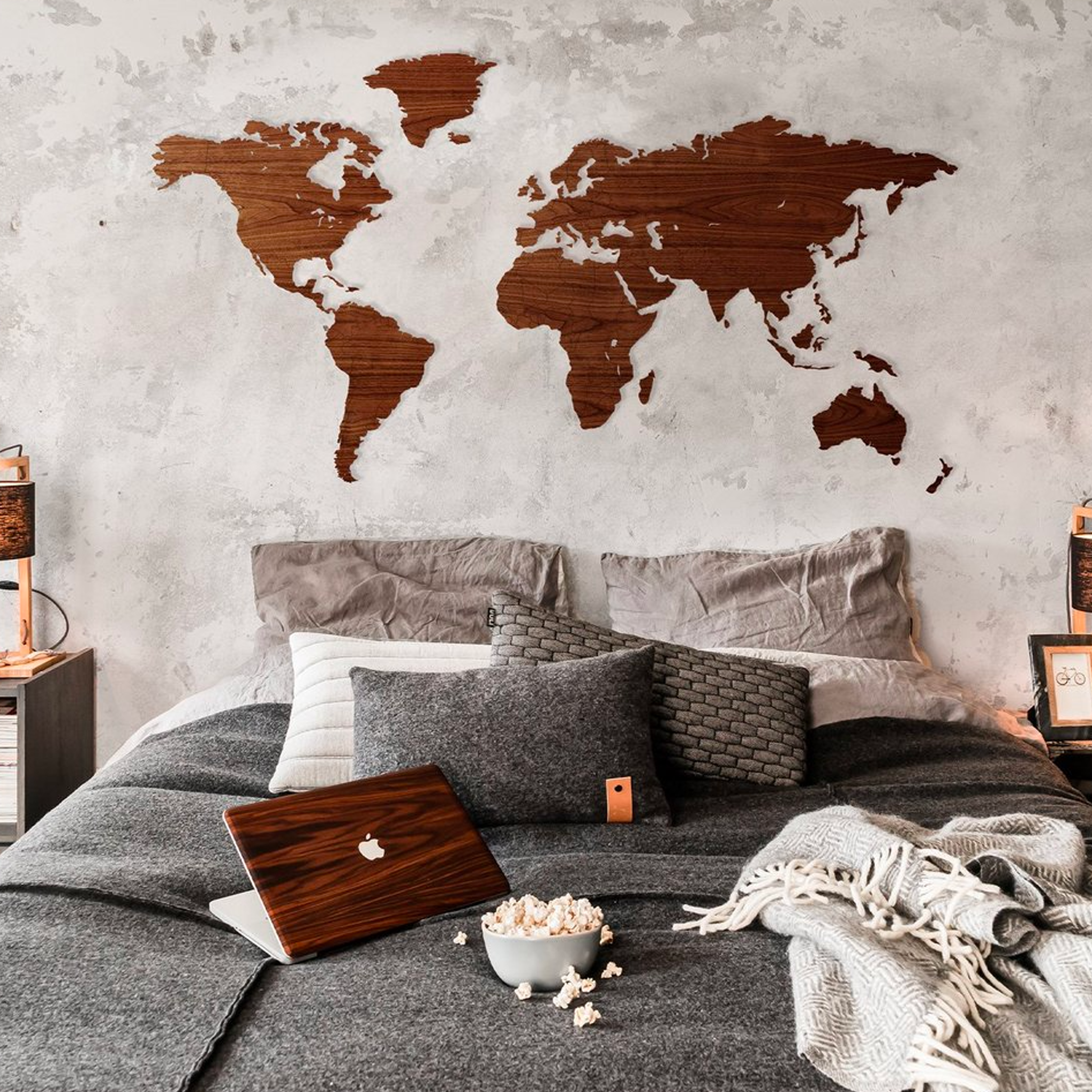 Carte du monde en bois de noyer avec suspension magnétique de Wooden Amsterdam.