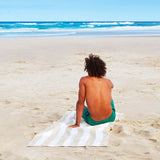 Charger l&#39;image dans la galerie, La serviette de plage XL Cabana Bora Bora Beige de DOCK &amp; BAY n’accroche pas le sable, sèche rapidement et est super absorbante tout en restant compacte. 
