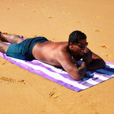 Charger l&#39;image dans la galerie, La serviette de plage XL Cabana Brighton Purple de DOCK &amp; BAY n’accroche pas le sable, sèche rapidement et est super absorbante tout en restant compacte. 