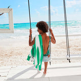 Charger l&#39;image dans la galerie, La serviette de plage XL Cabana Cancun Green de DOCK &amp; BAY n’accroche pas le sable, sèche rapidement et est super absorbante tout en restant compacte. 
