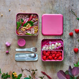 Charger l&#39;image dans la galerie, Parfaitement adaptée aux repas nomades, la lunch box MONBENTO MB Square Rose Blush permet de manger où et comme vous le souhaitez! Une boite repas sûre, hermétique et durable.