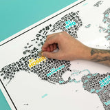 Charger l&#39;image dans la galerie, La carte à gratter Scratch Map of the Fucking World de Luckies vous invite à découvrir les mots les plus &quot;colorés&quot; au monde. Un cadeau original et unique pour les voyageurs.