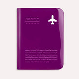 Charger l&#39;image dans la galerie, Happy Flight Family Passport Cover Violet de ALIFE DESIGN est un porte-passeports qui peut contenir jusqu&#39;à 4 documents. Un accessoire de voyage indispensable et une belle idée cadeau pour les voyageurs.