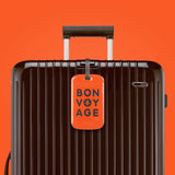 Charger l&#39;image dans la galerie, Étiquette bagage Bon Voyage Tag de ALIFE DESIGN. Un accessoire de voyage moderne, pratique et coloré. Reconnaissez votre valise en un clin d&#39;oeil.