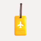 Charger l&#39;image dans la galerie, Happy Flight Squared Luggage Tag Jaune est une étiquette bagage colorée et super pratique de ALIFE DESIGN. Avec ses couleurs vibrantes, repérez votre valise en un clin d&#39;oeil. Une belle idée cadeau pour vos amis voyageurs.