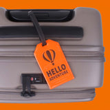 Charger l&#39;image dans la galerie, Partez à l&#39;aventure avec l&#39;étiquette bagage Hello Adventure Tag de ALIFE DESIGN. Une étiquette bagage originale et super pratique. Avec ses couleurs vibrantes, repérez votre valise en un clin d&#39;oeil. Une belle idée cadeau pour vos amis voyageurs.
