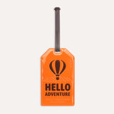 Charger l&#39;image dans la galerie, Partez à l&#39;aventure avec l&#39;étiquette bagage Hello Adventure Tag Orange de ALIFE DESIGN. Une étiquette bagage originale et super pratique. Avec ses couleurs vibrantes, repérez votre valise en un clin d&#39;oeil. Une belle idée cadeau pour vos amis voyageurs.