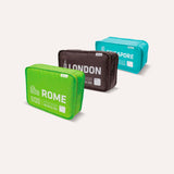 Charger l&#39;image dans la galerie, In-Luggage City Cube de ALIFE DESIGN, c&#39;est un set de 3 pochettes de voyage colorées et originales au nom de grandes villes du monde! Grâce à ces organisateurs de valise,  adieu les faux plis et gain de place garanti.