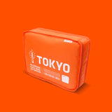 Charger l&#39;image dans la galerie, In-Luggage City Cube de ALIFE DESIGN, c&#39;est un set de 3 pochettes de voyage colorées et originales au nom de grandes villes du monde! Grâce à ces organisateurs de valise,  adieu les faux plis et gain de place garanti.