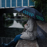 Charger l&#39;image dans la galerie, Color Change Umbrella est un extraordinaire parapluie avec des motifs de gouttes d&#39;eau blanches qui changent de couleur sous la pluie. Un accessoire super original de SUCK UK.