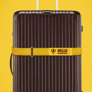 La sangle de valise Hello Adventure de Alife Design est colorée et super originale. Elle protège votre valise contre toute ouverture intempestive.